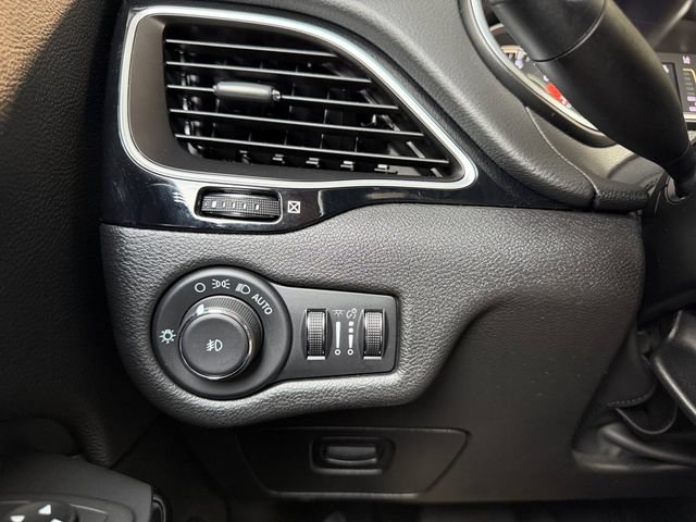 Used 2021 Jeep Cherokee Latitude Plus AWD/4WD image 31