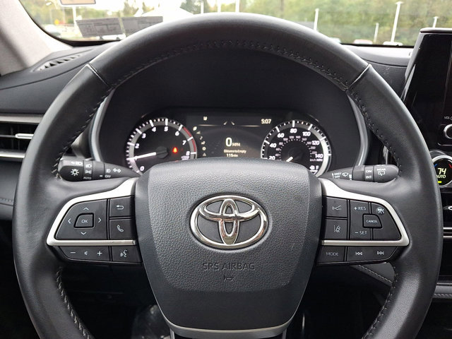Used 2024 Toyota Highlander XLE image 18