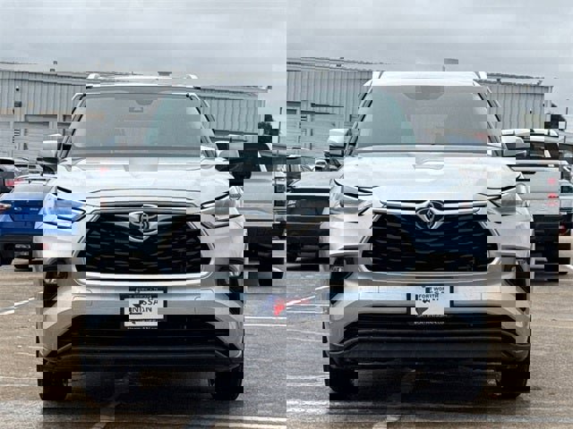 Used 2021 Toyota Highlander XLE image 3