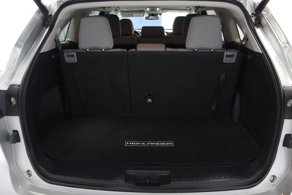 Used 2021 Toyota Highlander LE image 16