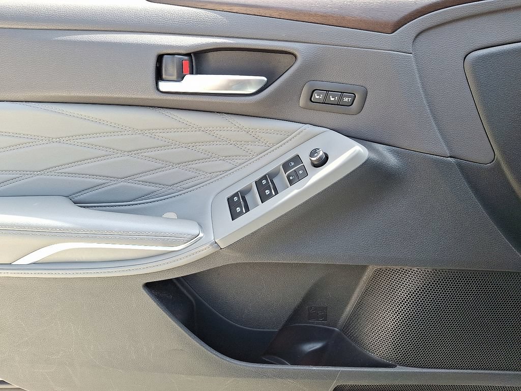 Used 2022 Toyota Avalon Limited w/ Advanced Safety Package FWD image 13