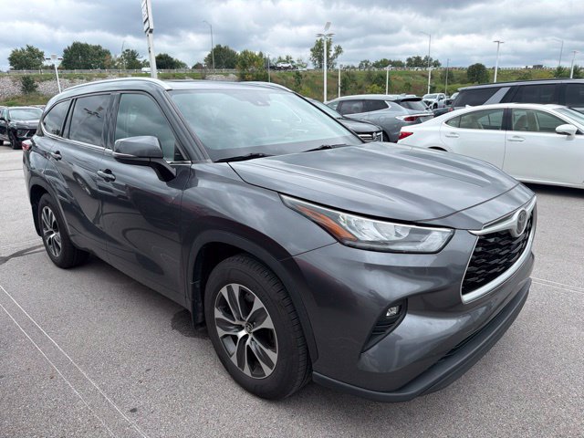 Used 2020 Toyota Highlander XLE AWD/4WD image 2