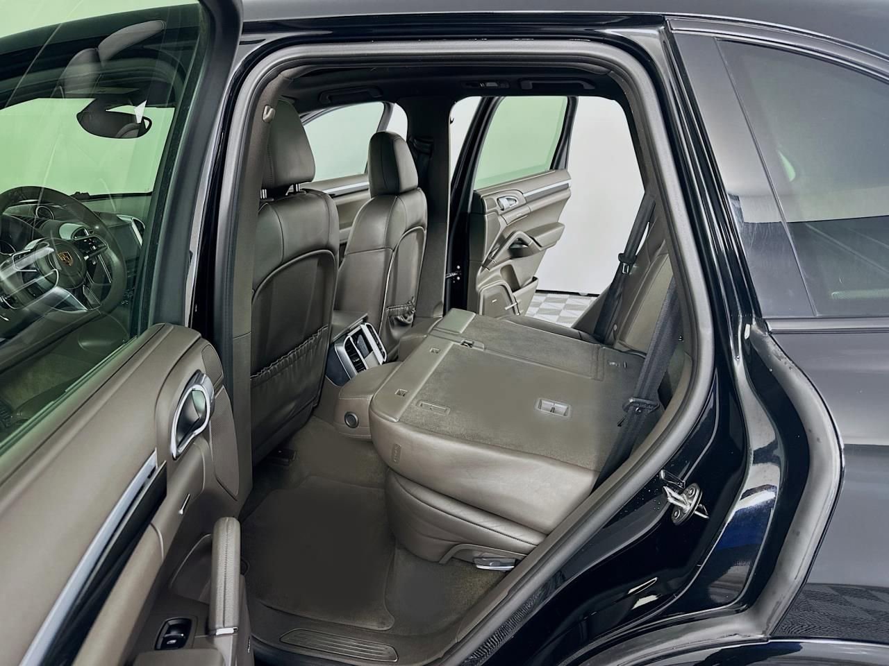 Used 2017 Porsche Cayenne Platinum Edition image 31