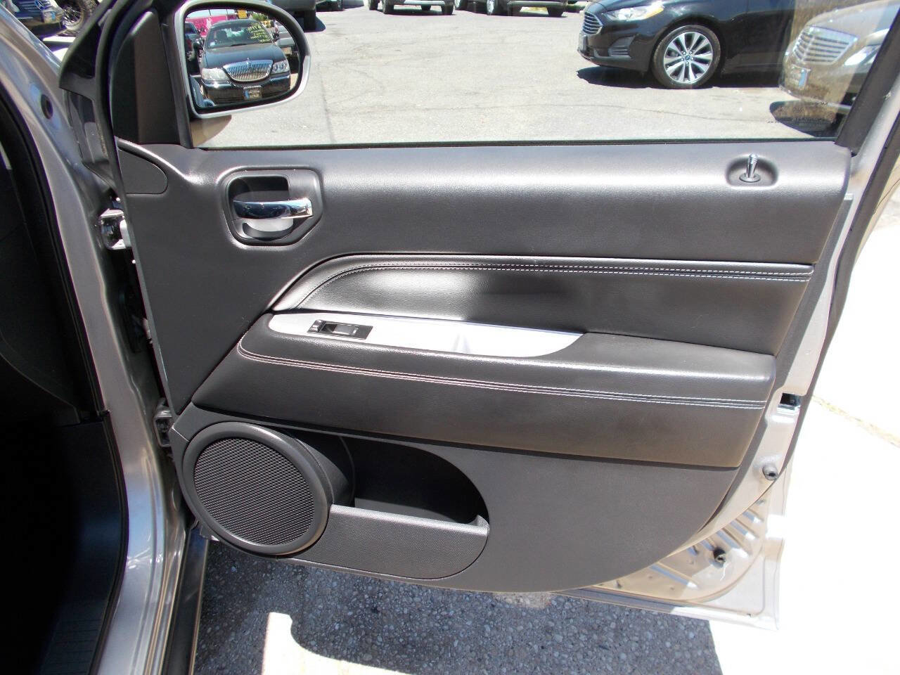 Used 2015 Jeep Compass High Altitude AWD/4WD image 17