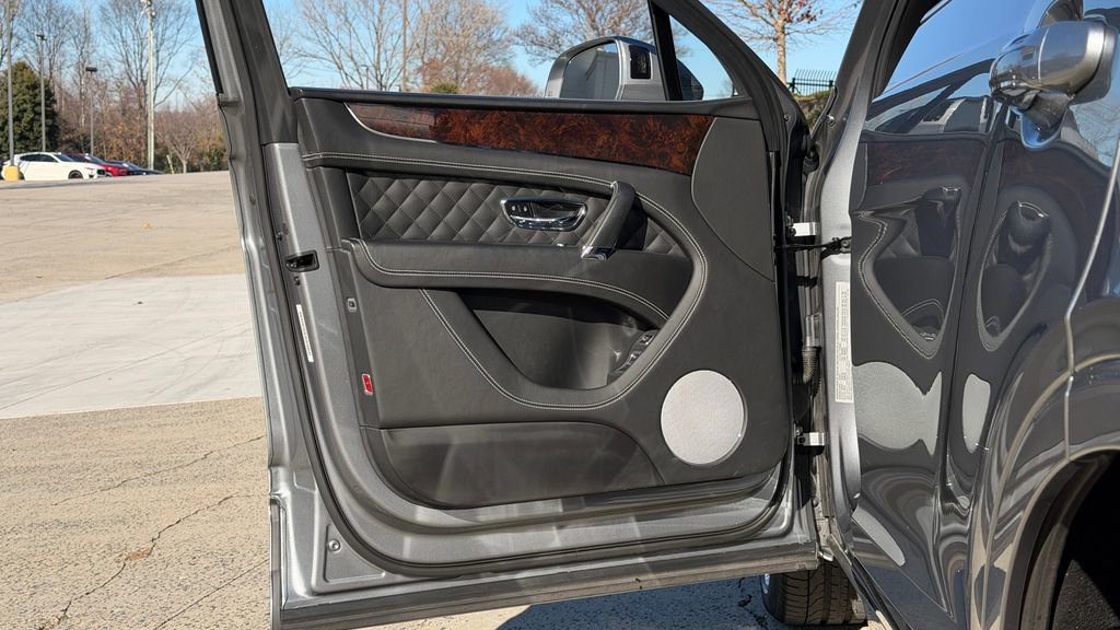 Used 2018 Bentley Bentayga image 13