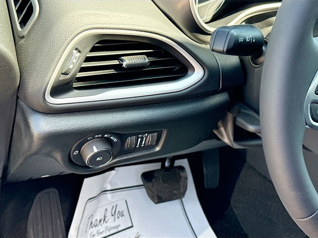 Used 2026 Chrysler Pacifica Select image 11