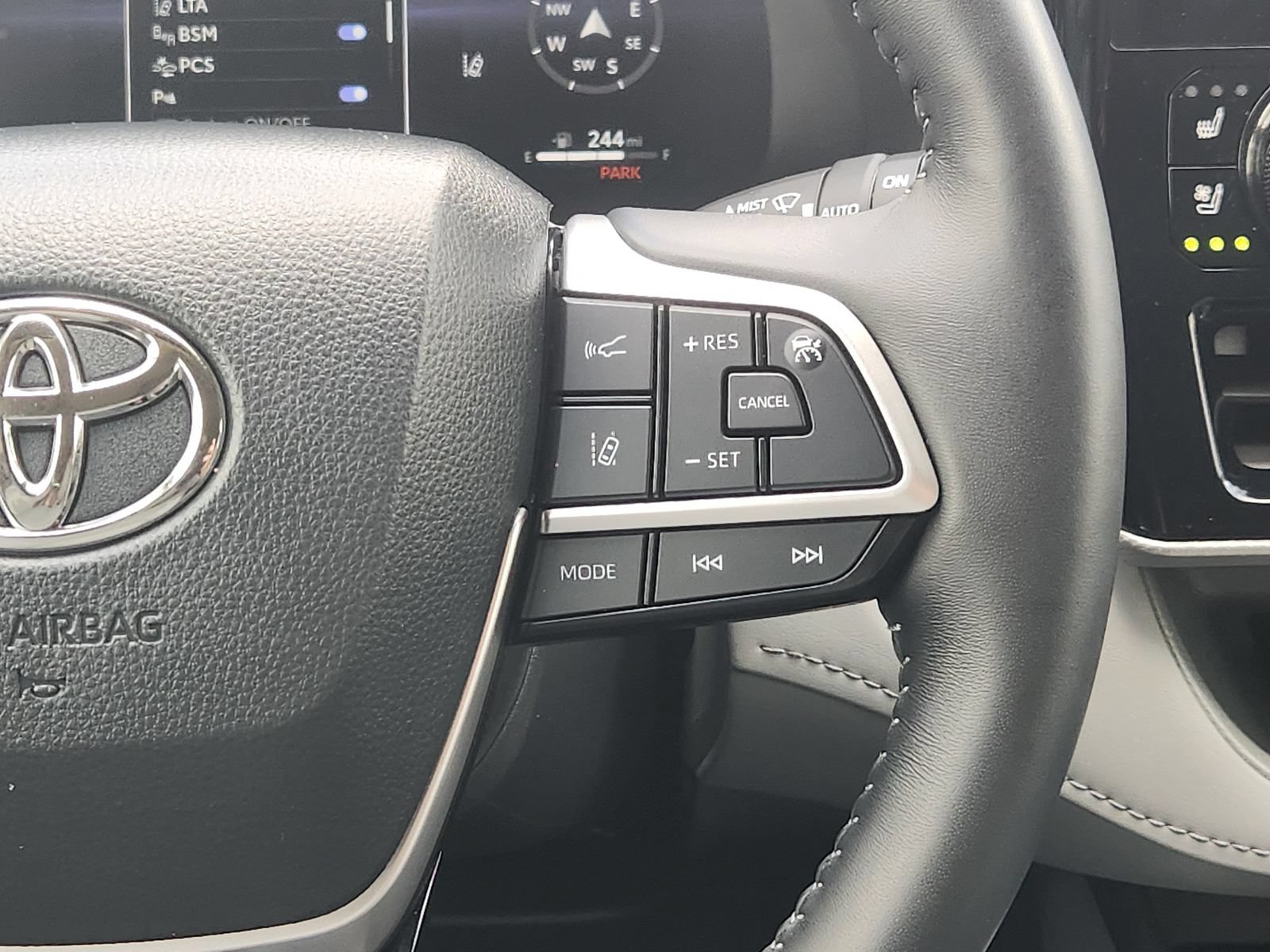 Used 2025 Toyota Highlander Platinum AWD/4WD image 32