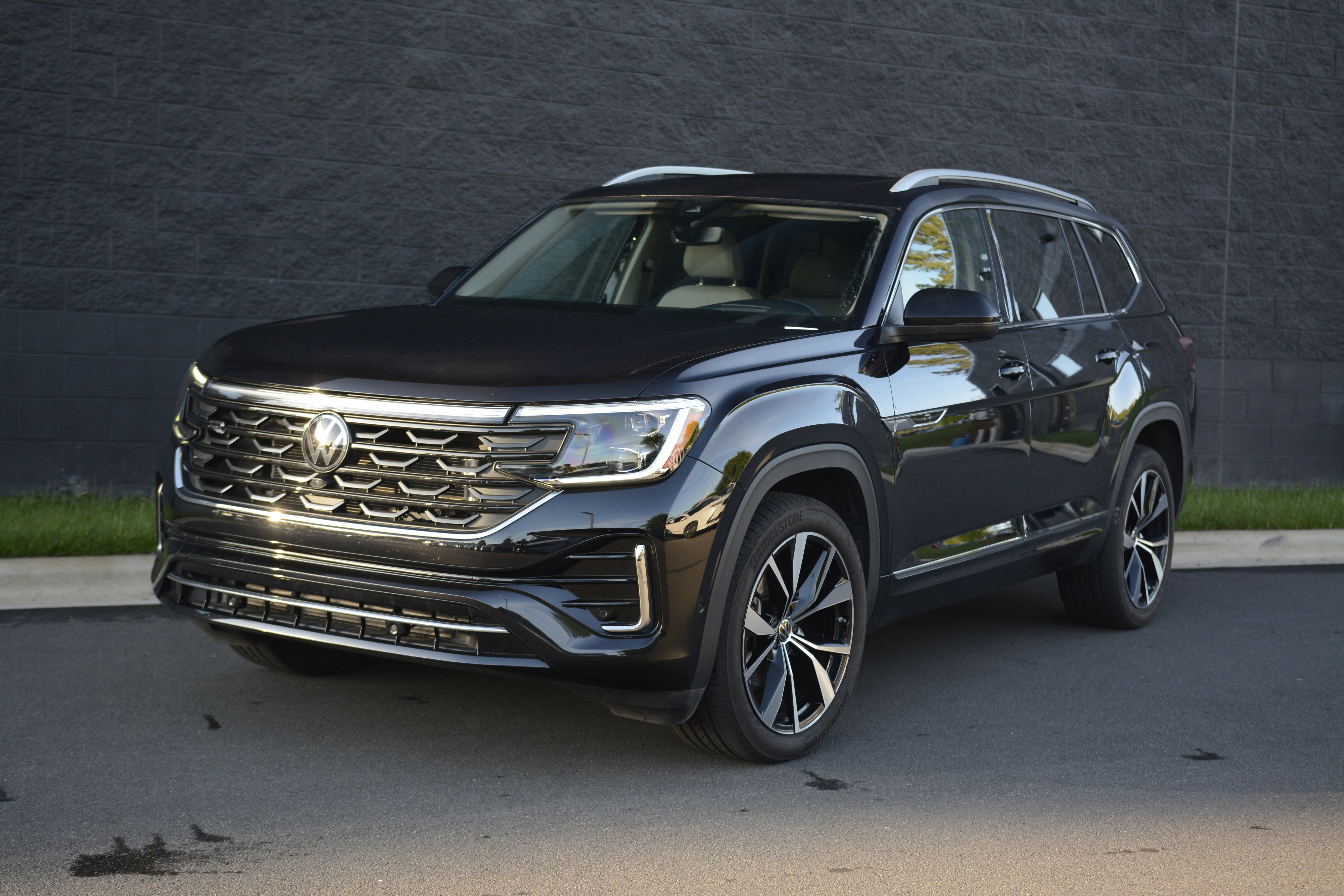 Used 2024 Volkswagen Atlas SEL Premium R-Line AWD/4WD image 1