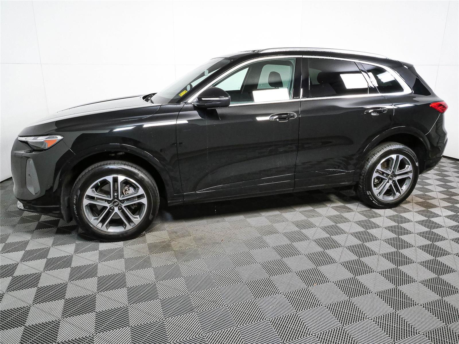 Used 2025 Audi Q5 Premium w/ Convenience Package AWD/4WD image 32