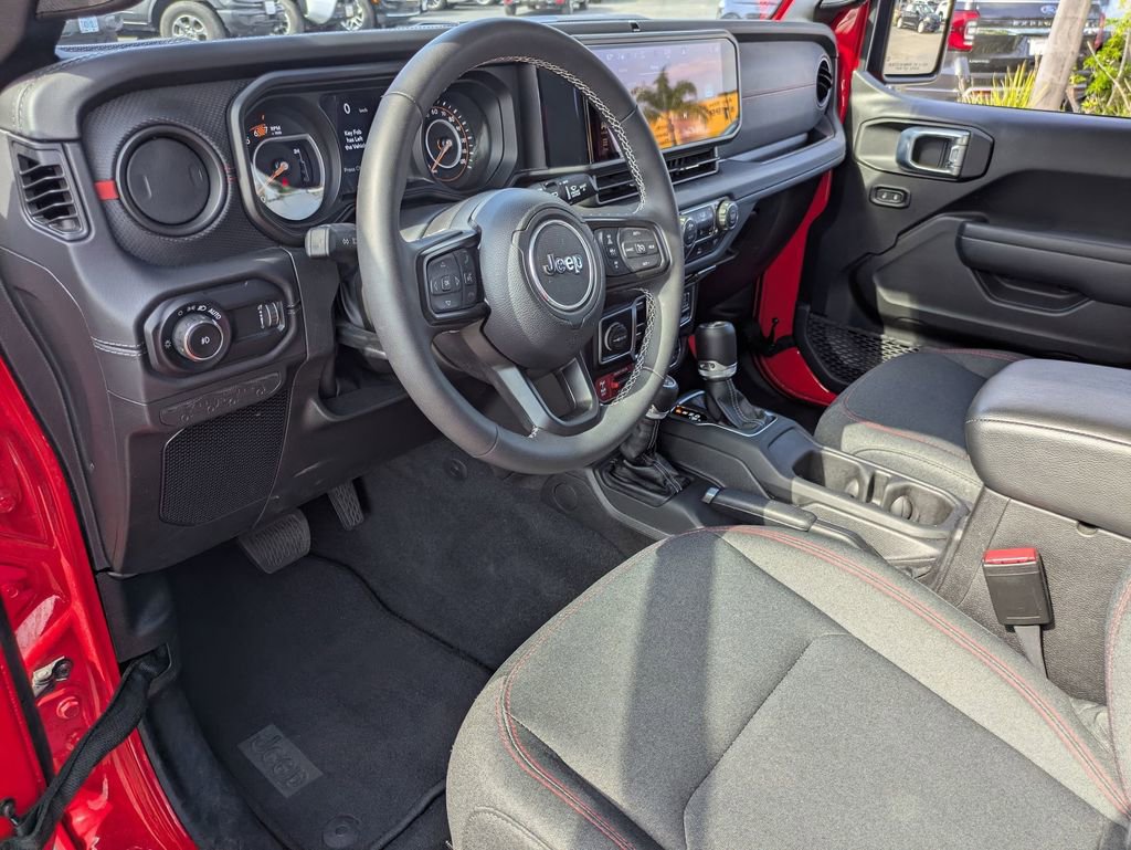 Used 2025 Jeep Wrangler Unlimited Rubicon w/ Convenience Group image 17