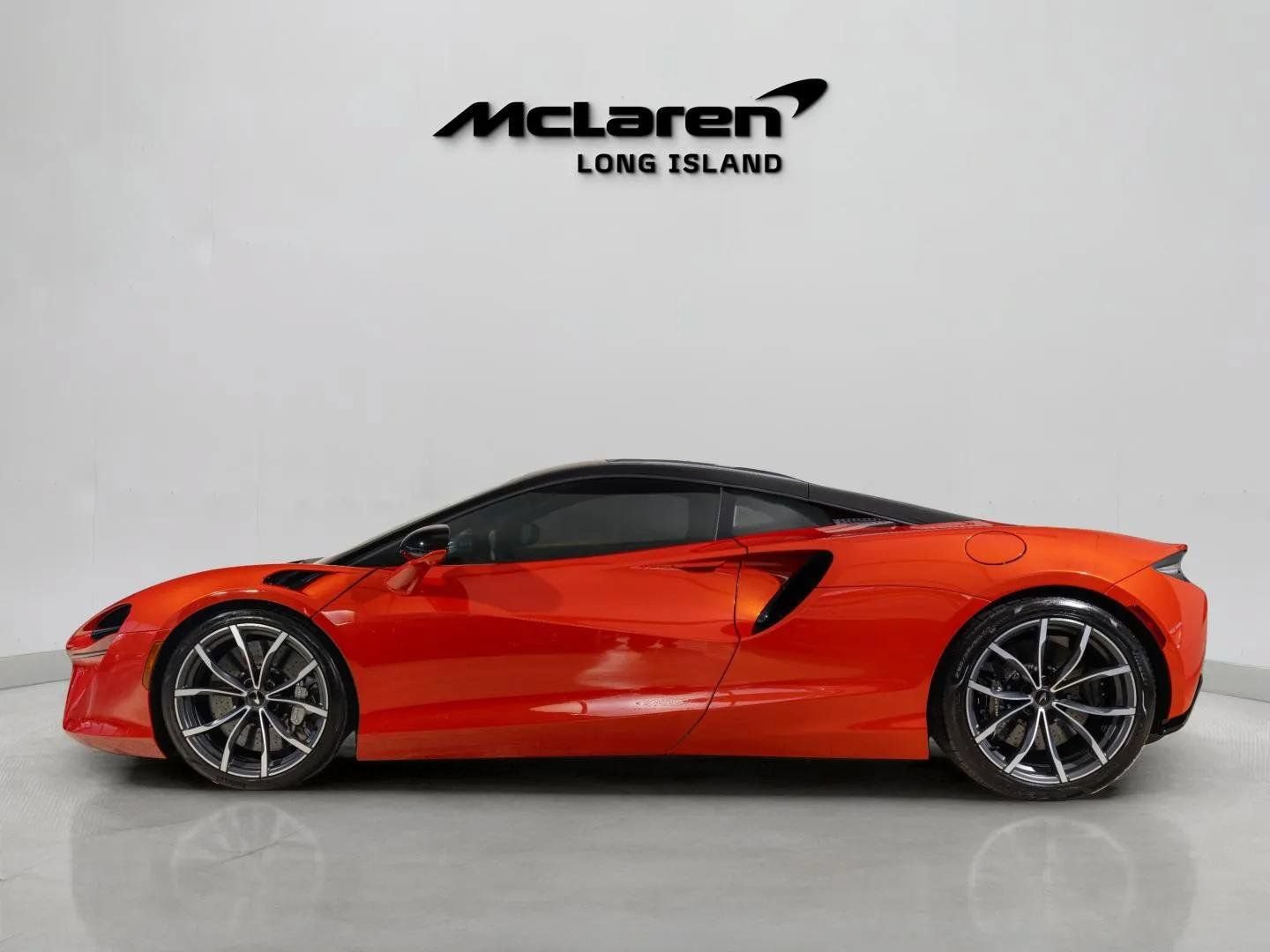 Used 2023 McLaren Artura RWD image 8
