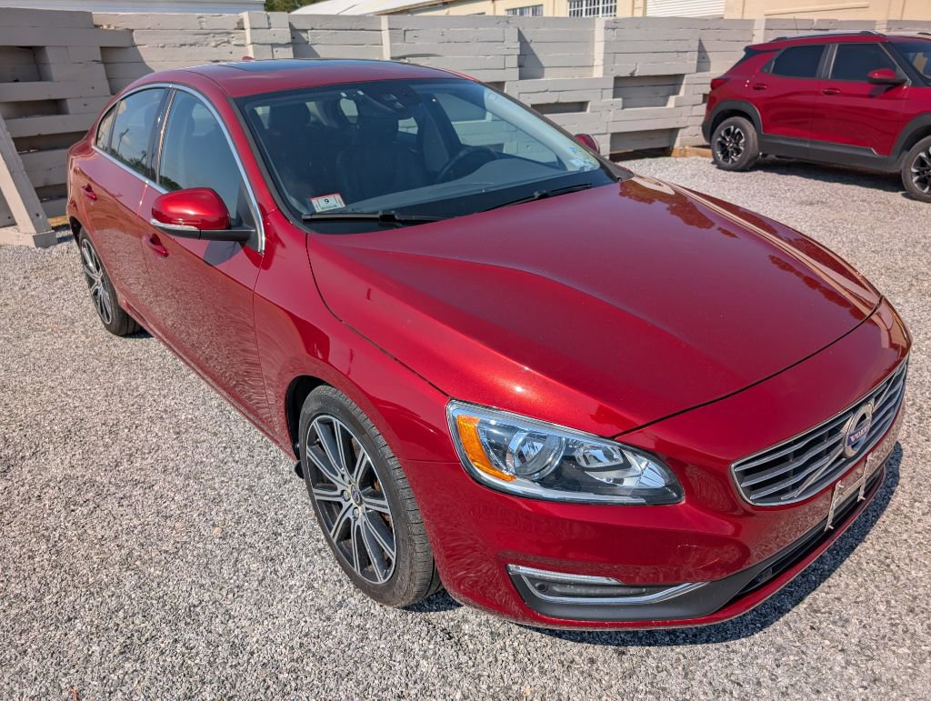 Used 2017 Volvo S60 T5 Inscription image 1
