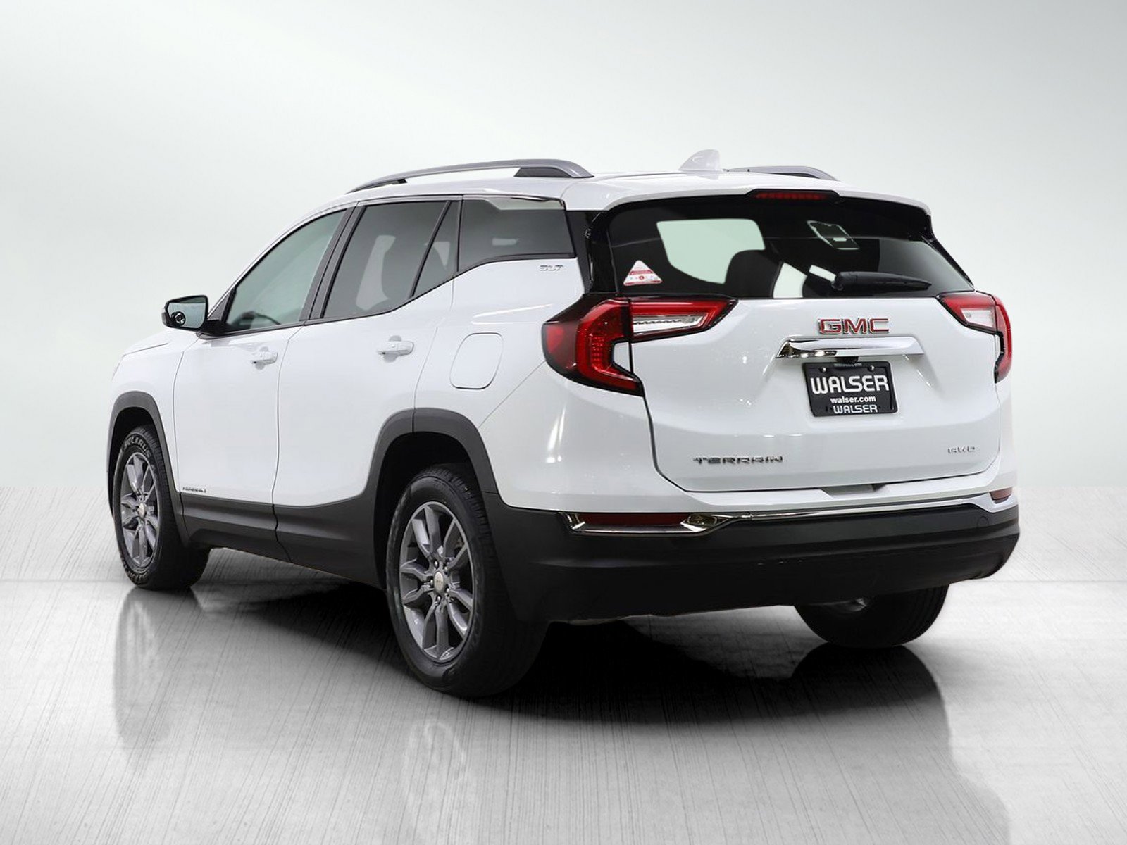 Used 2024 GMC Terrain SLT AWD/4WD image 3