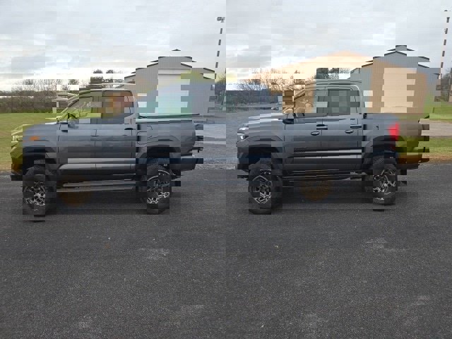 Used 2023 Toyota Tacoma 4x4 Double Cab image 3