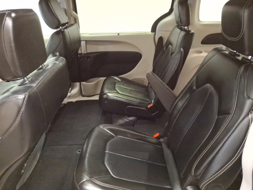 Used 2024 Chrysler Pacifica Touring-L image 13