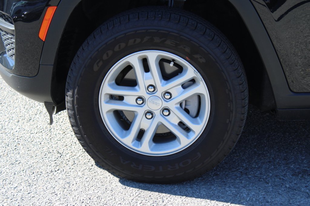 Used 2025 Jeep Grand Cherokee Laredo w/ Luxury Tech Group I image 8