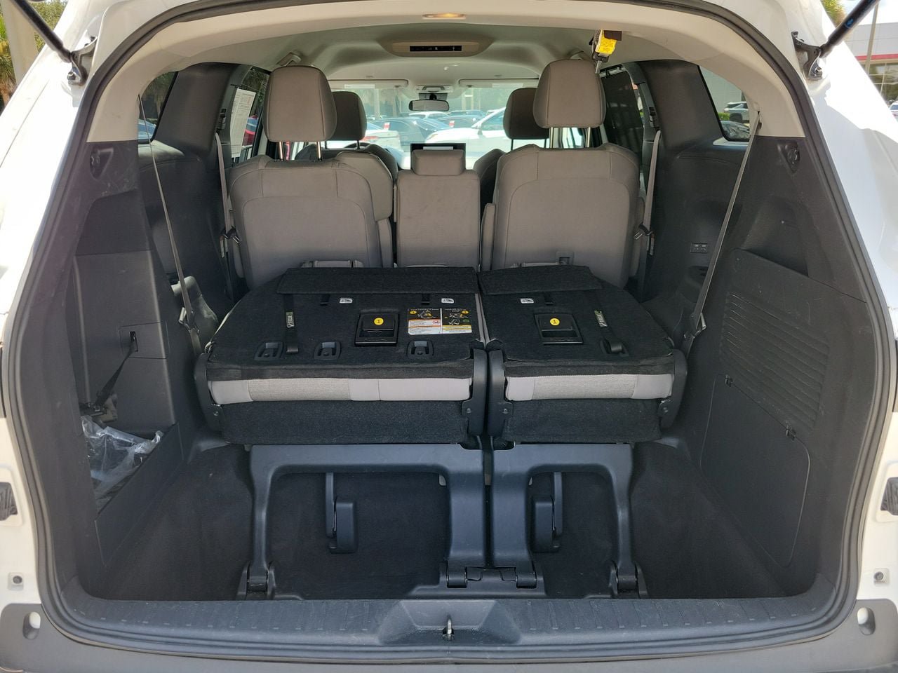 Used 2025 Toyota Sienna LE FWD image 9