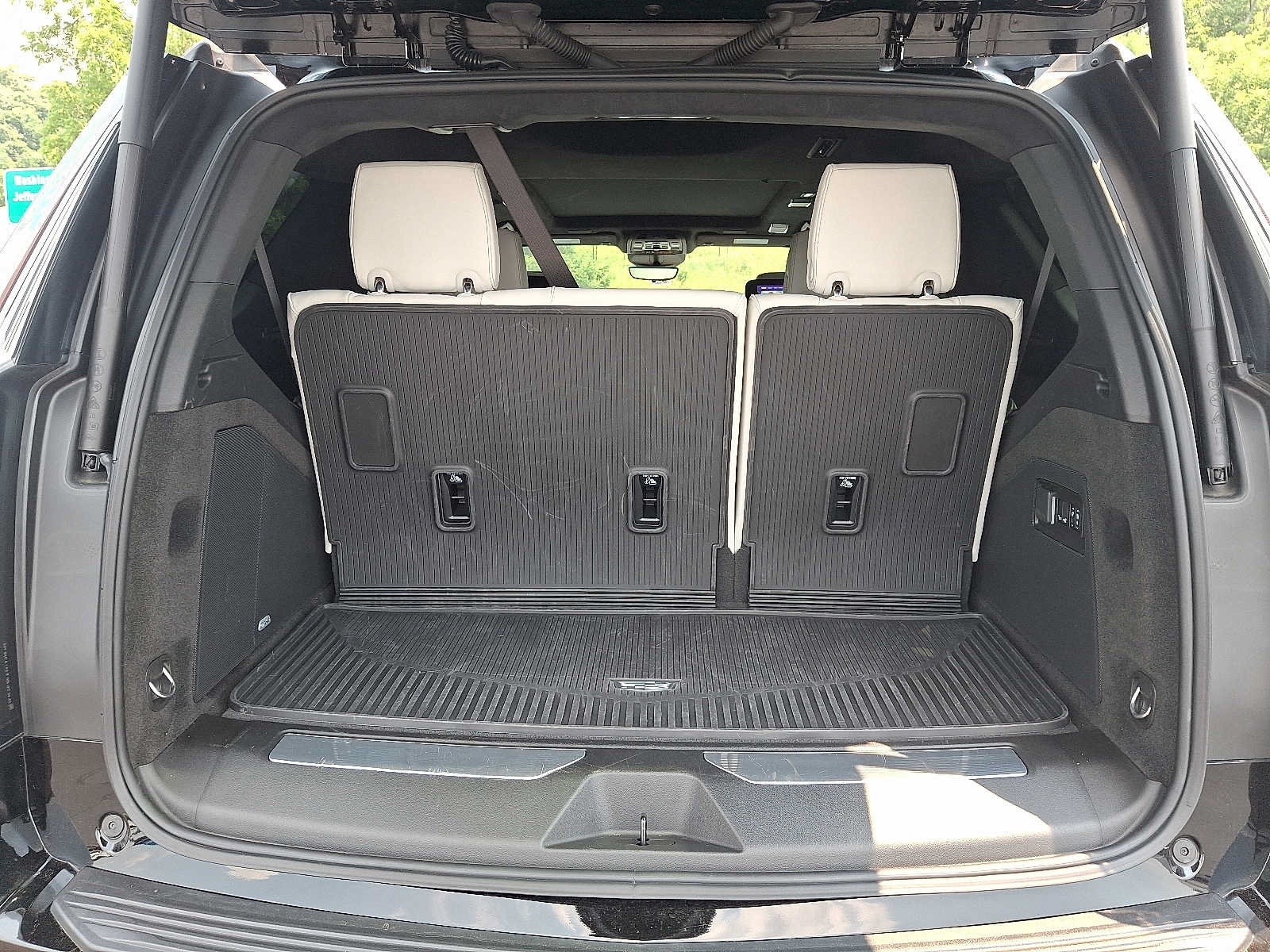 Used 2025 Cadillac Escalade Sport Platinum w/ LPO, Floor Liner Package AWD/4WD image 28