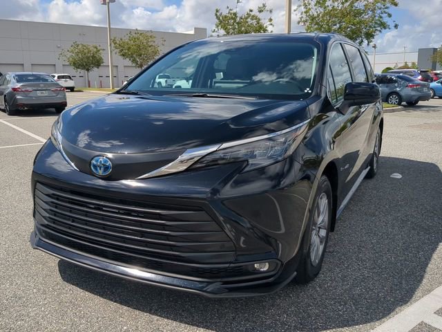 Certified 2025 Toyota Sienna XLE image 8