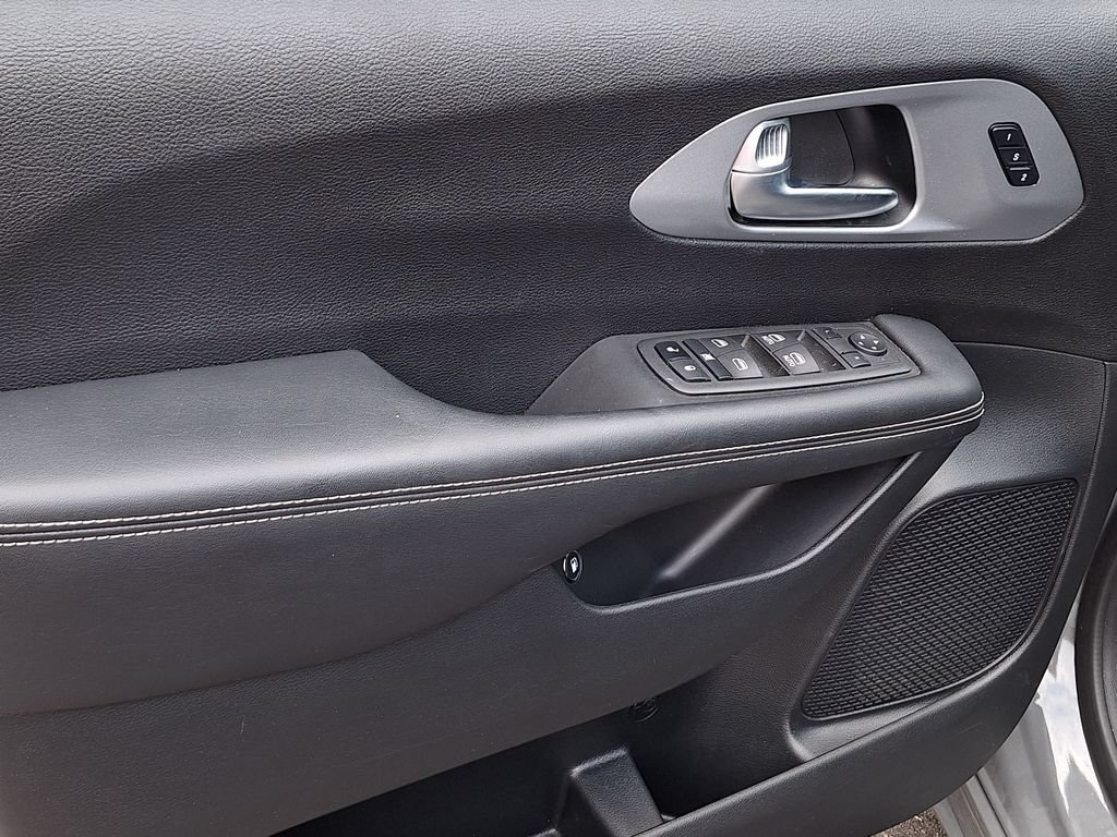 Used 2022 Chrysler Pacifica Touring-L w/ S Appearance Package FWD image 9