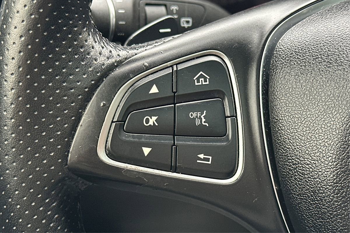 Used 2018 Mercedes-Benz GLC 300 w/ Premium Package image 36