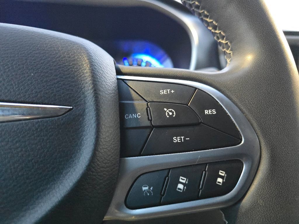 Used 2022 Chrysler Pacifica Touring-L image 10