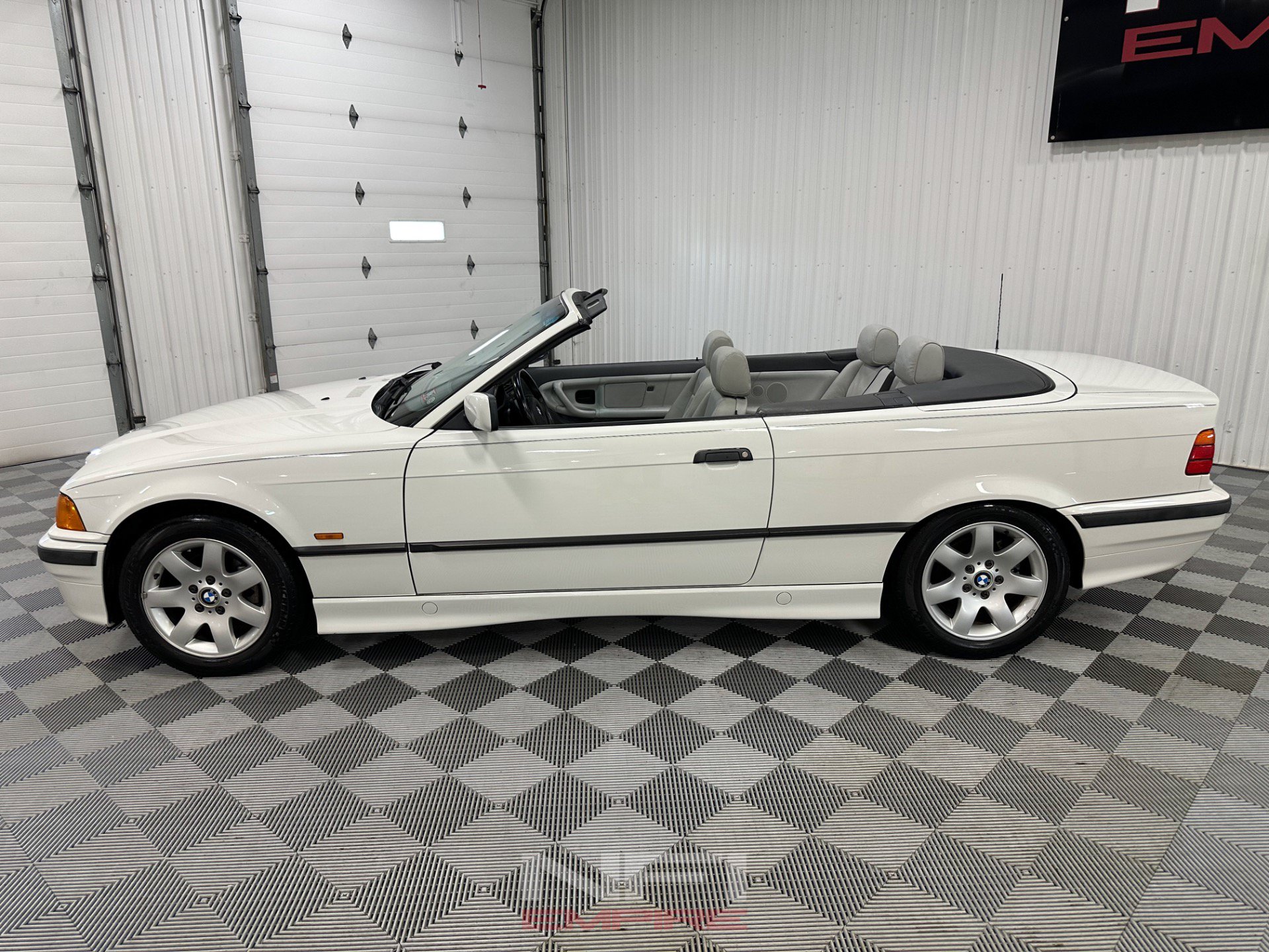 Used 1999 BMW 323i Convertible RWD image 3