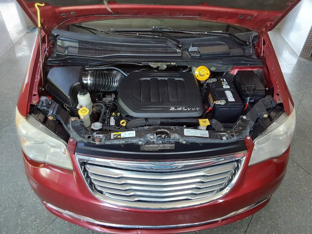 Used 2014 Chrysler Town & Country Touring FWD image 20