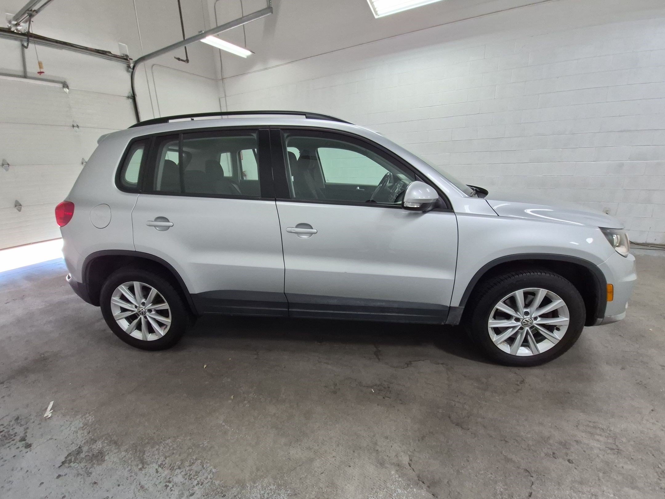 Used 2017 Volkswagen Tiguan Limited w/ Premium Package AWD/4WD image 3