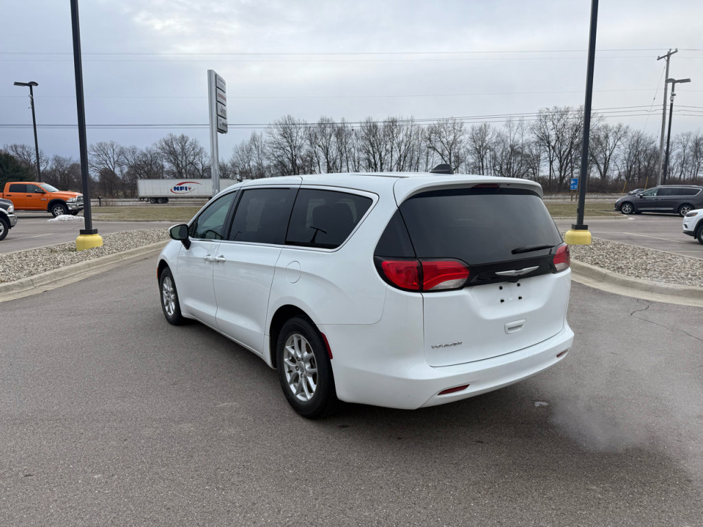 Used 2023 Chrysler Voyager LX image 4