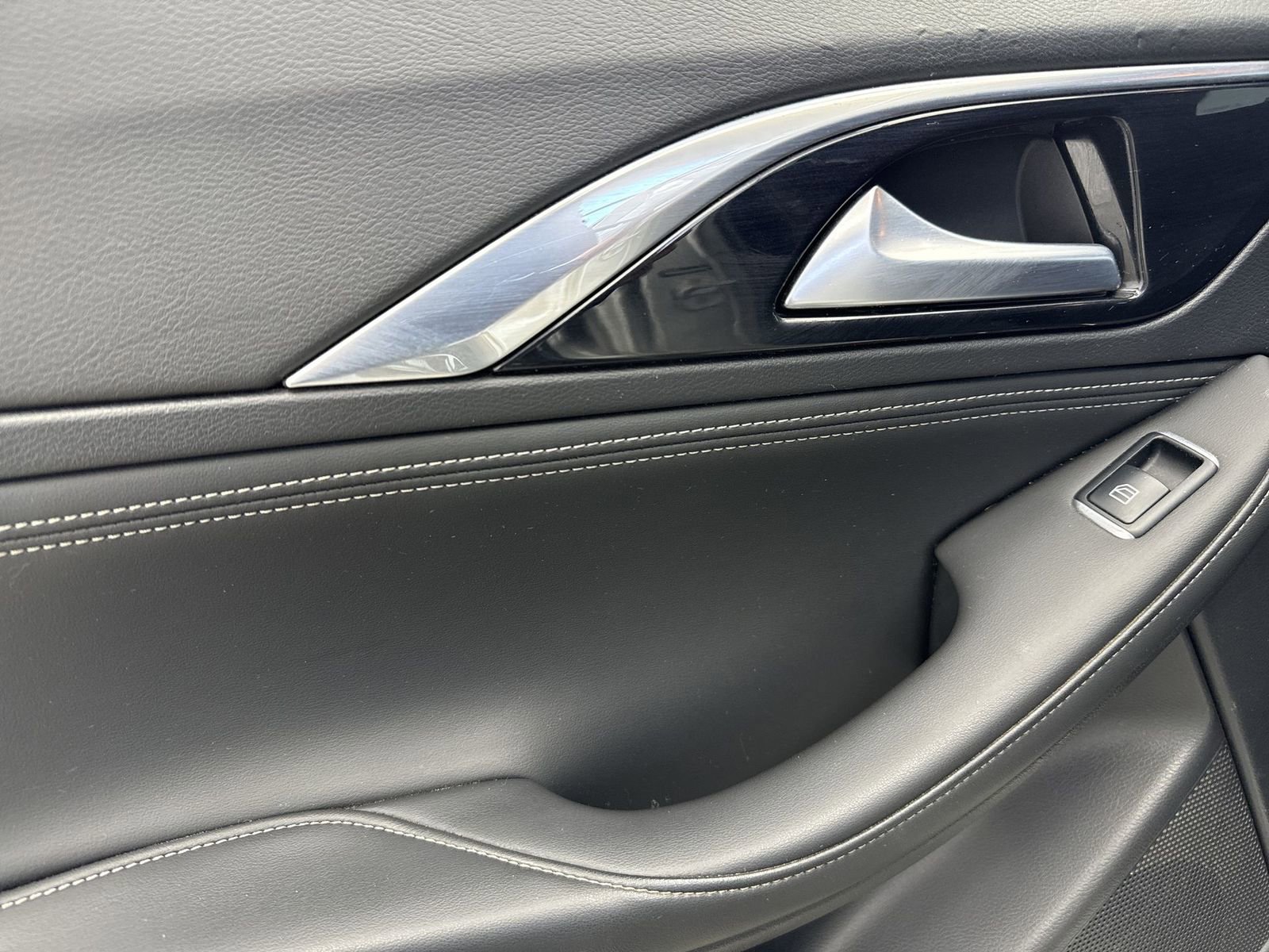 Used 2018 INFINITI QX30 Premium w/ Cargo Package image 32