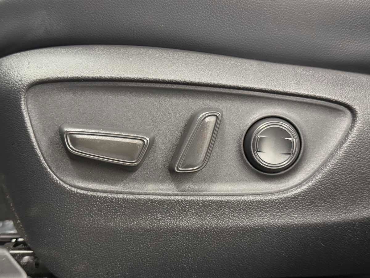 Used 2024 Toyota Highlander XLE image 27