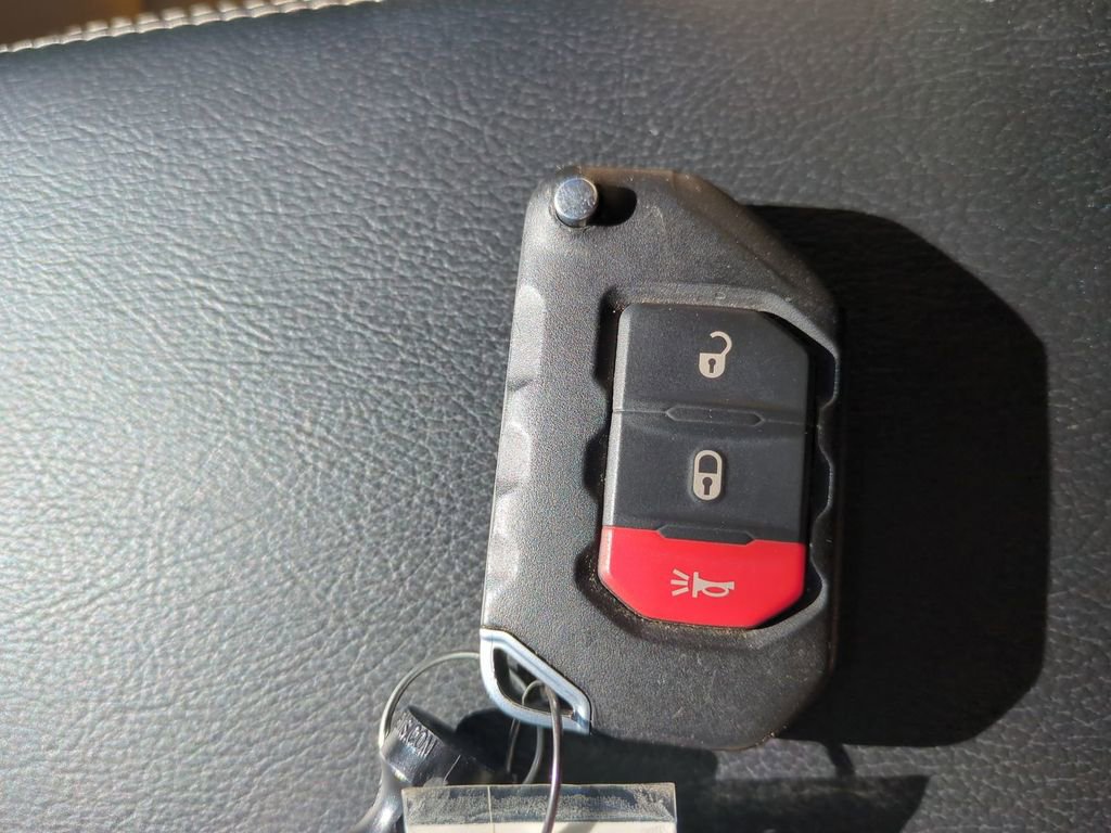 Used 2018 Jeep Wrangler Unlimited Rubicon image 32