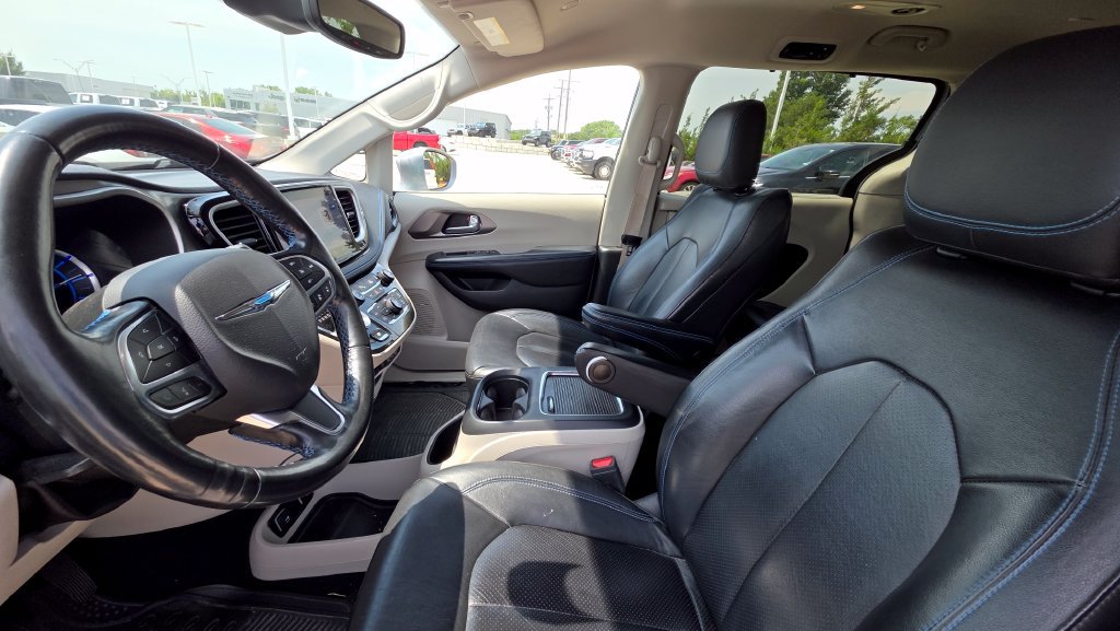 Used 2021 Chrysler Pacifica Touring-L FWD image 11