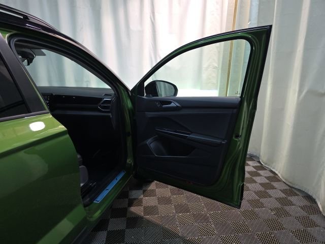 Used 2025 Volkswagen Taos SE image 33