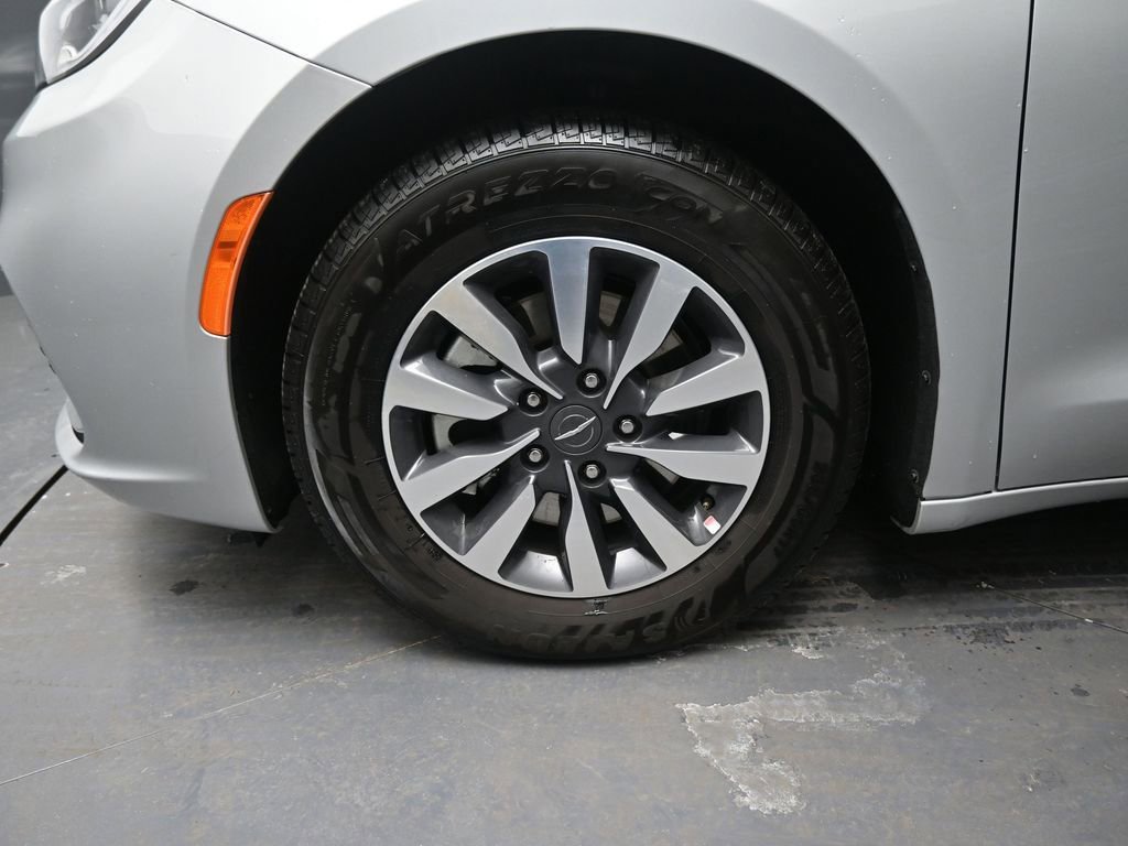 Used 2024 Chrysler Pacifica Select image 14