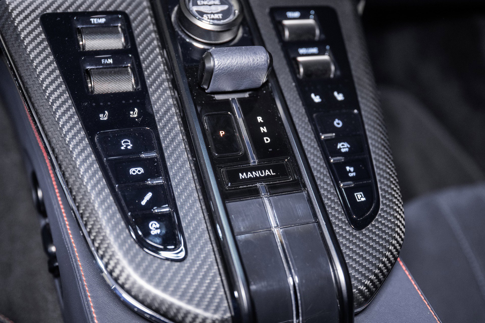 Used 2025 Aston Martin V8 Vantage Coupe image 28