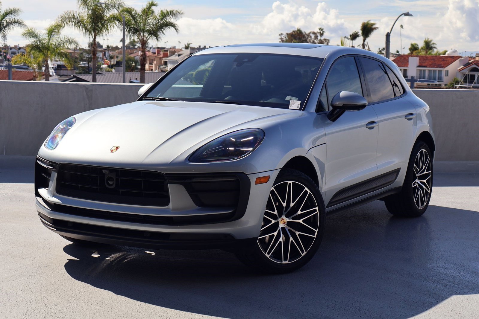 Certified 2025 Porsche Macan image 1