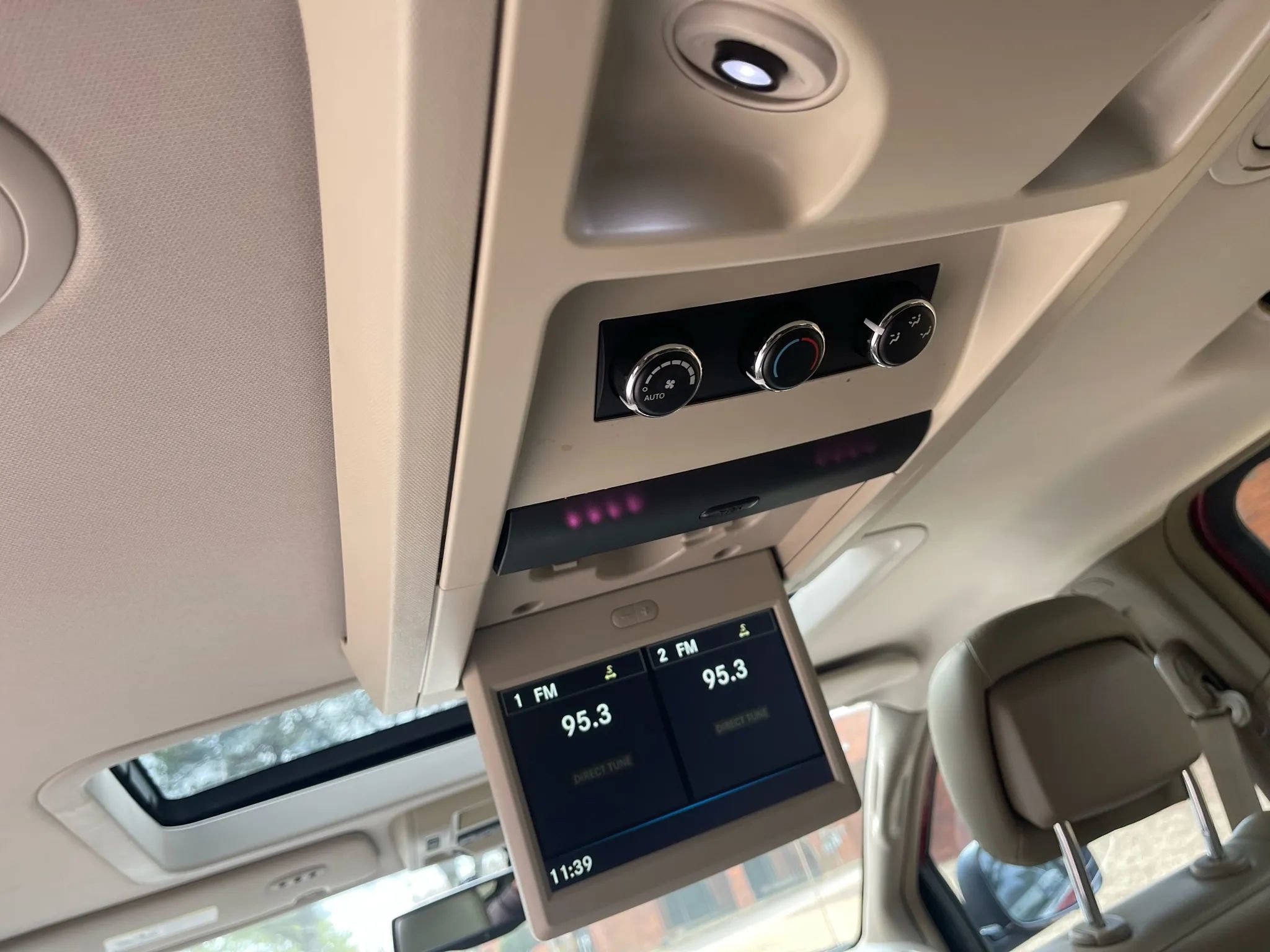 Used 2014 Chrysler Town & Country Limited w/ Luxury Group image 17