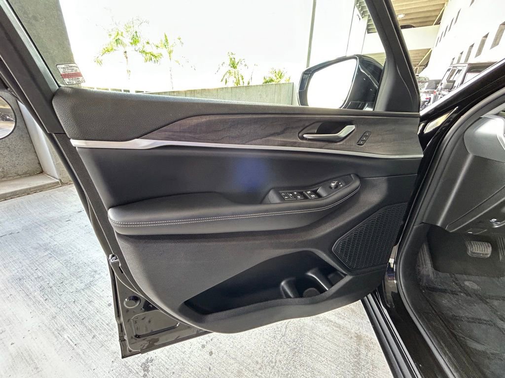 Used 2023 Jeep Grand Cherokee L Limited image 43