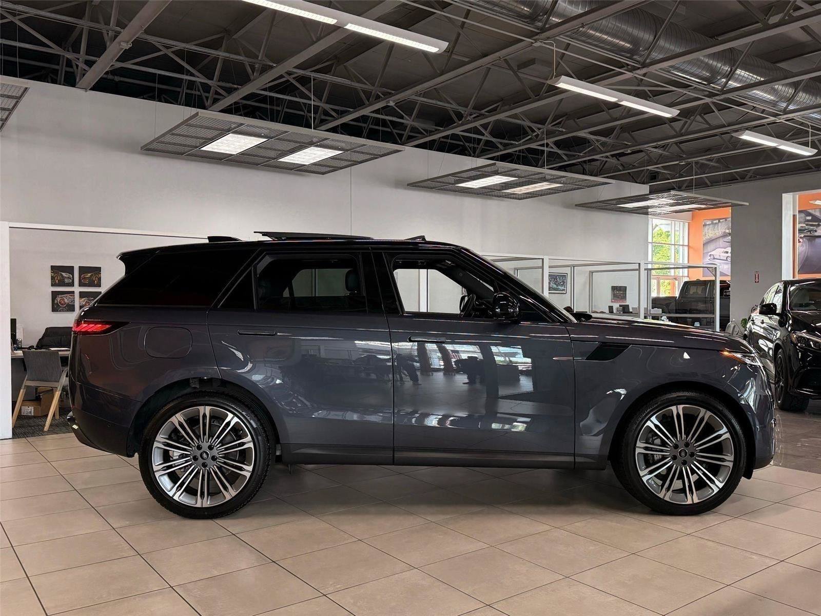 Used 2025 Land Rover Range Rover Sport SE AWD/4WD image 3