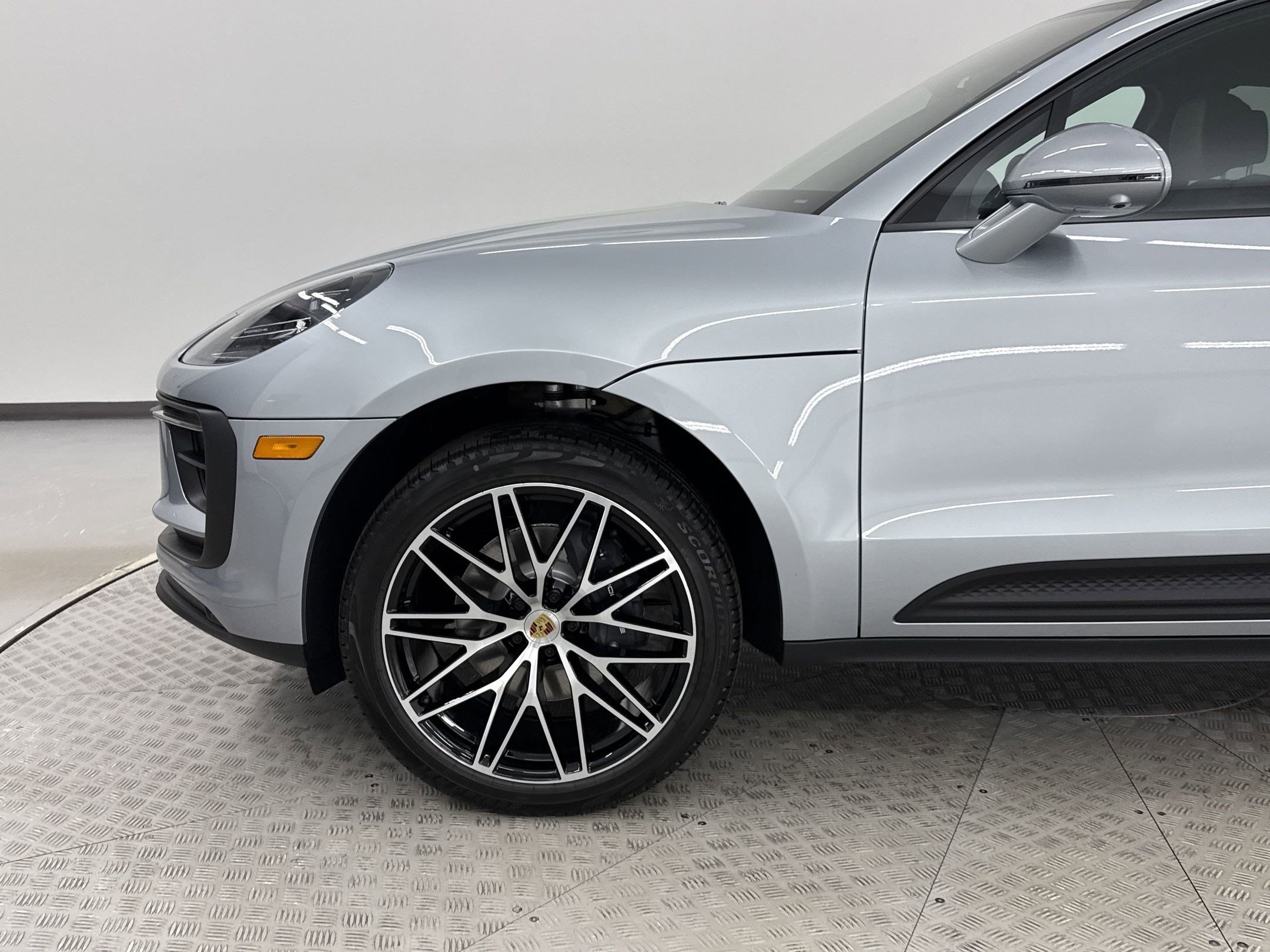 Used 2025 Porsche Macan AWD/4WD image 11