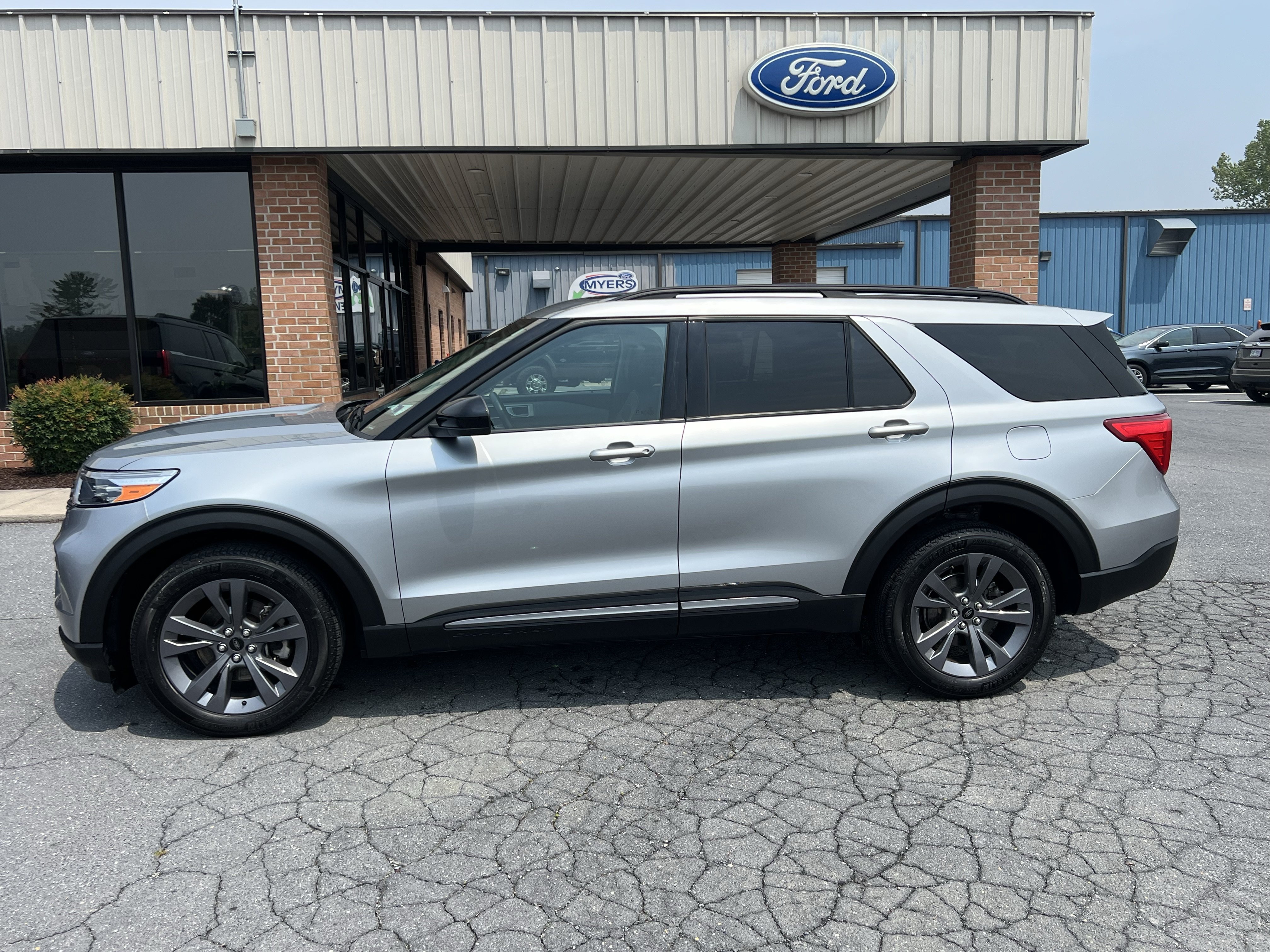 Used 2023 Ford Explorer XLT w/ Equipment Group 202A AWD/4WD image 1