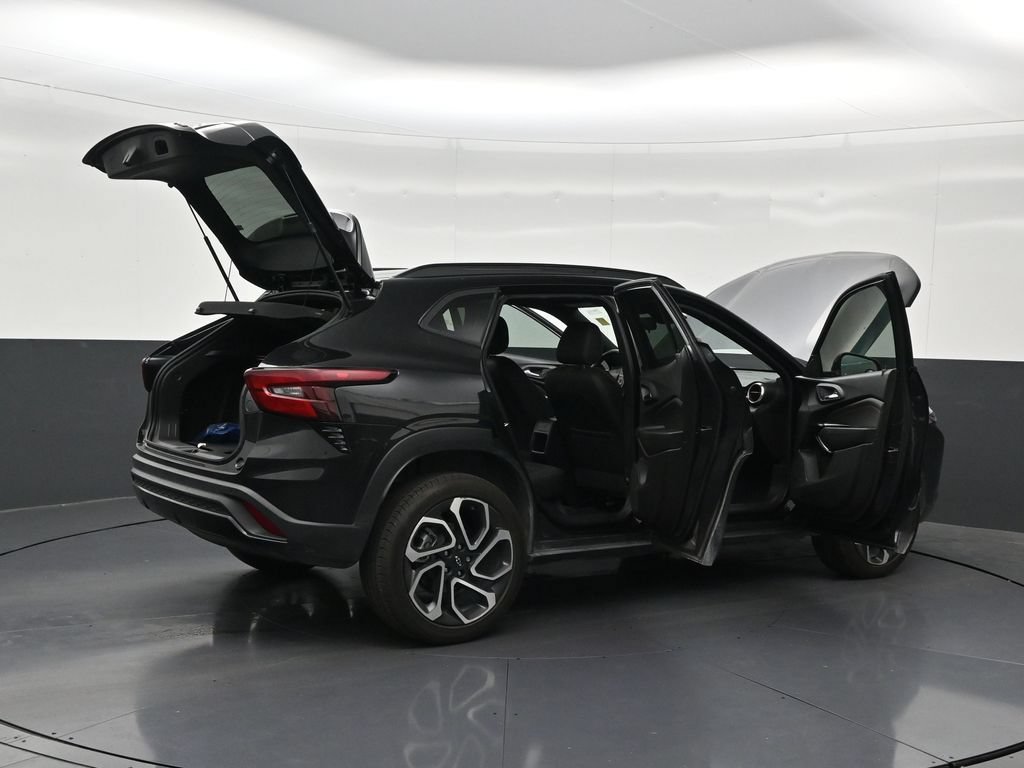 Used 2025 Chevrolet Trax RS w/ Sunroof Package FWD image 32