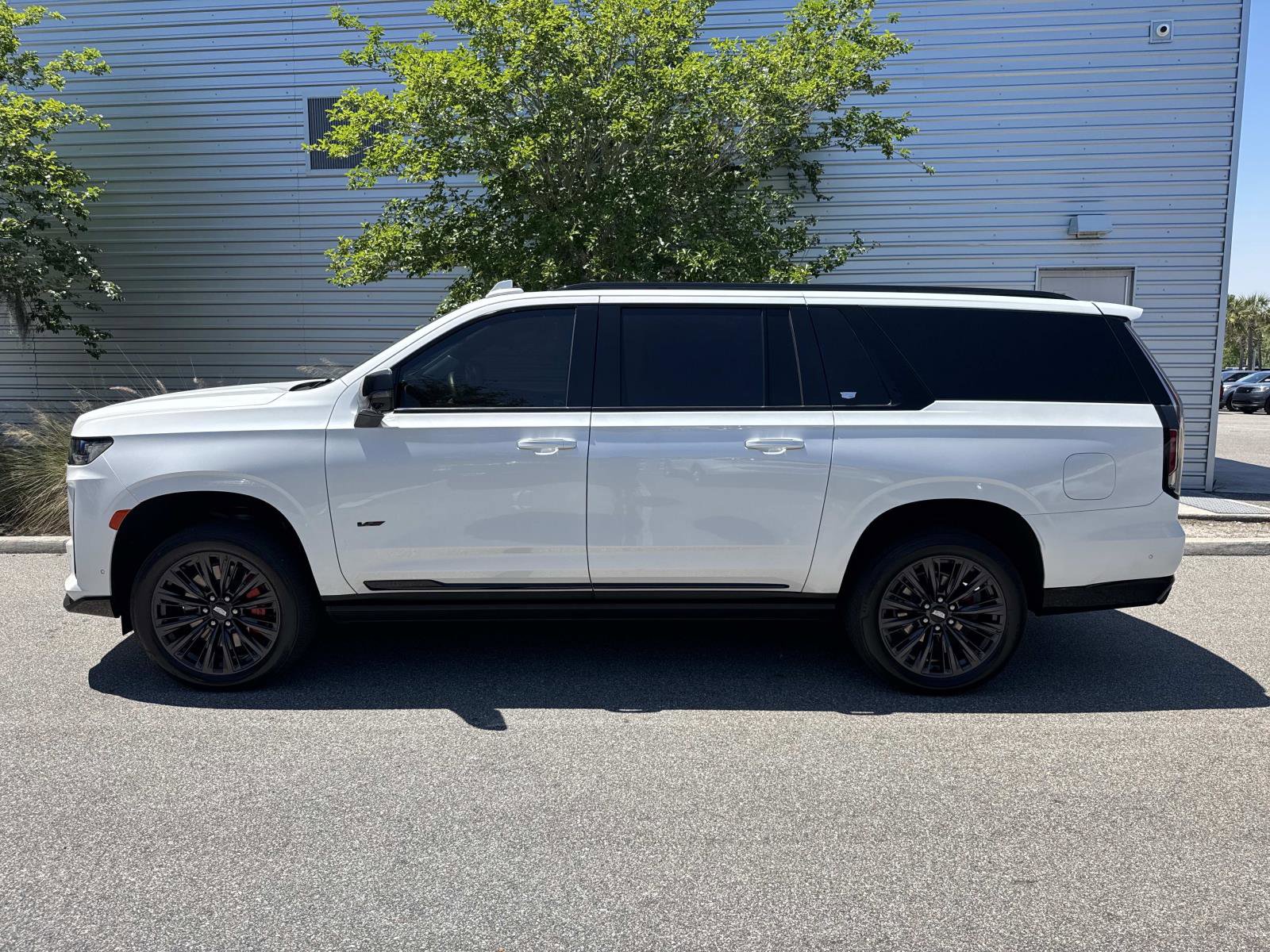 Used 2023 Cadillac Escalade ESV V AWD/4WD image 2