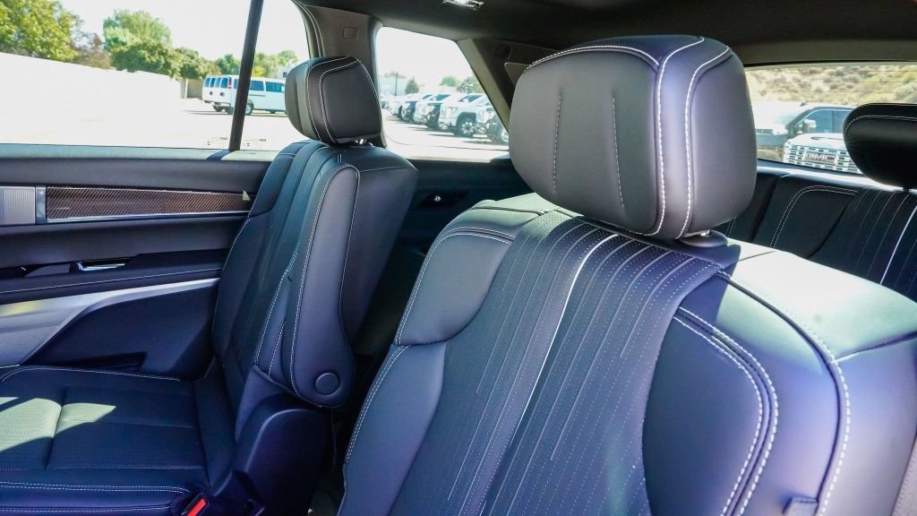 New 2027 Cadillac Vistiq Sport w/ LPO, Floor Liner Package AWD/4WD image 10