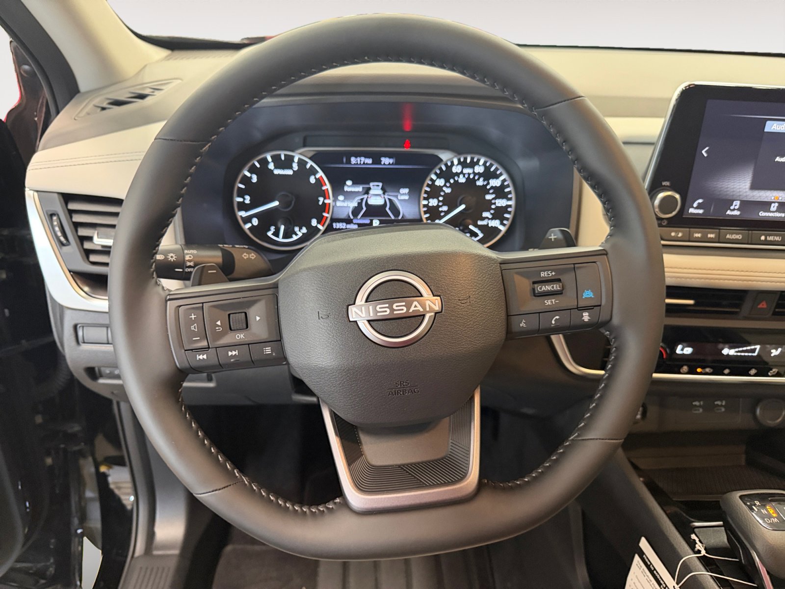 Used 2025 Nissan Rogue SV w/ SV Premium Package image 15