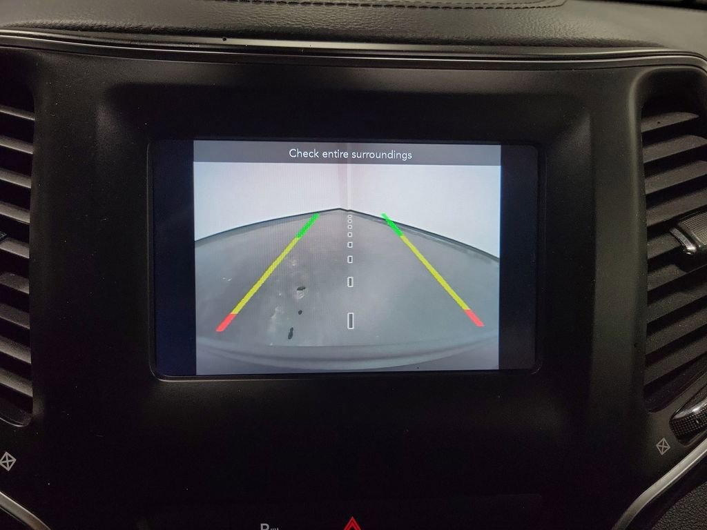 Used 2019 Jeep Cherokee Latitude Plus w/ Comfort/Convenience Group image 20