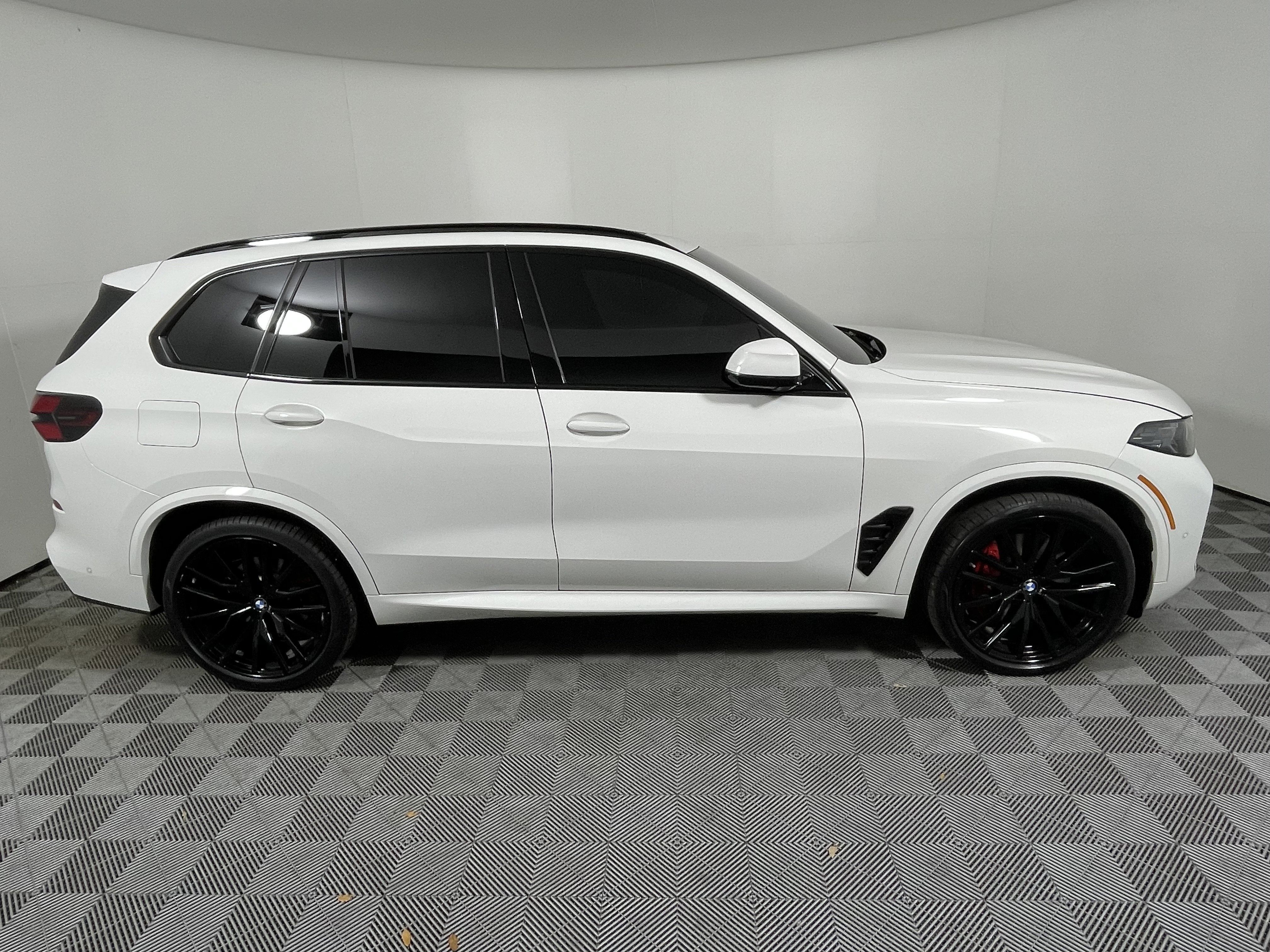 Used 2024 BMW X5 xDrive40i w/ M Sport Package image 6