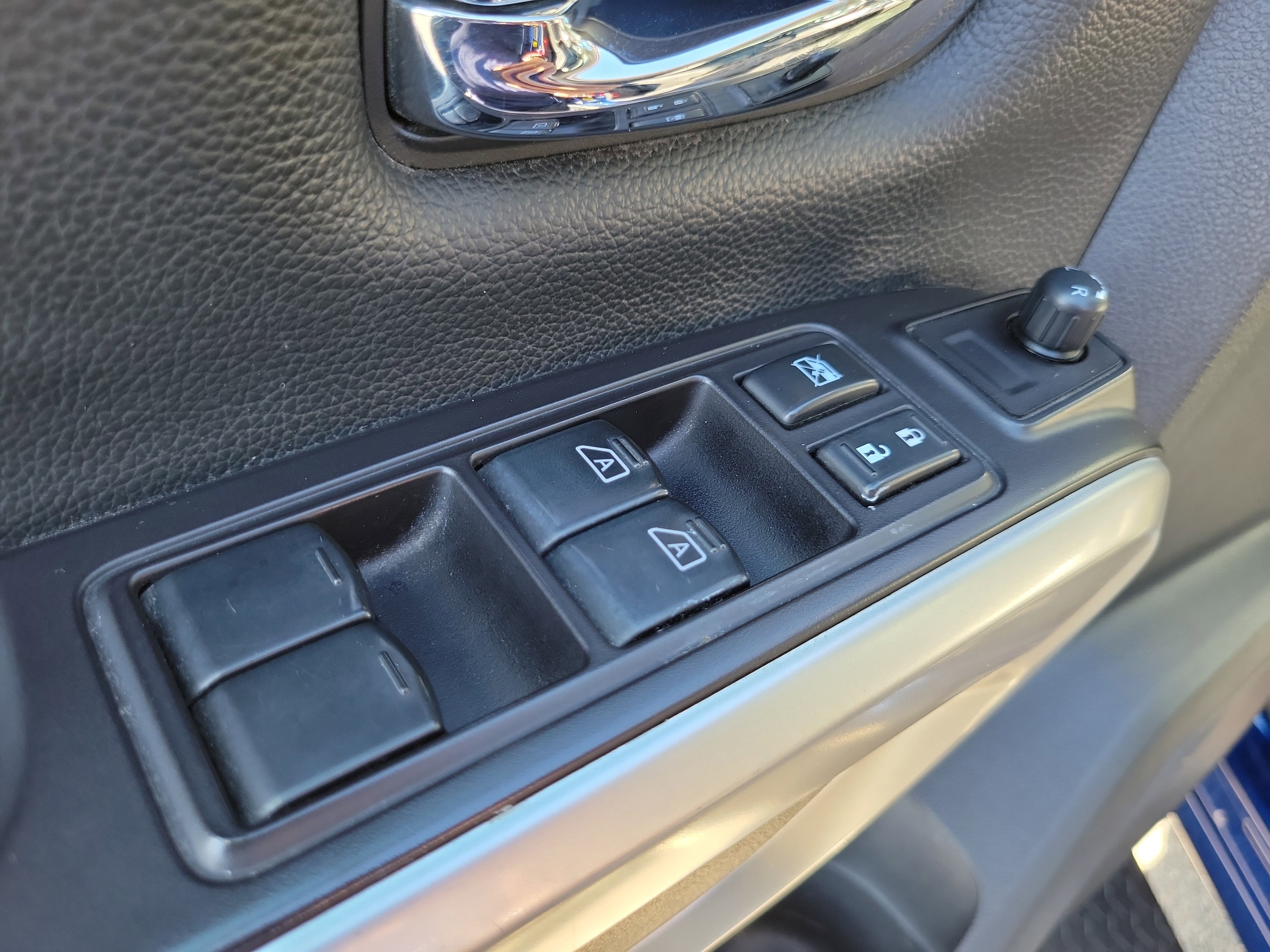 Used 2020 Nissan Titan SL w/ Moonroof Package image 25